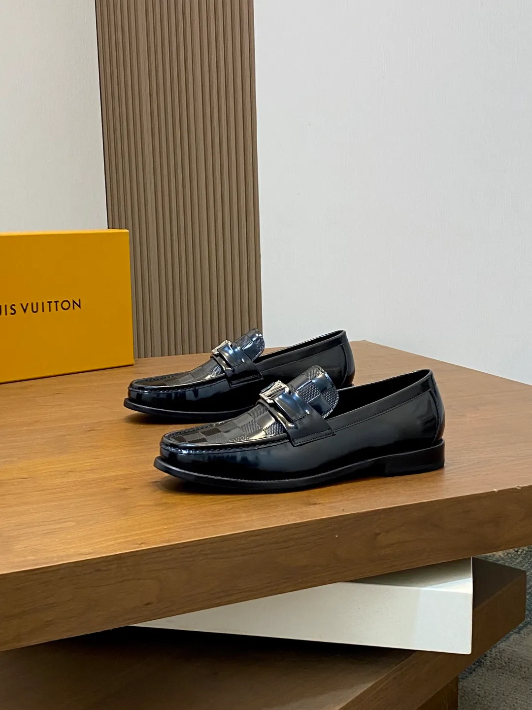 💰920 LV GLOVE slip-on loafers, top quality products produced in Guangzhou, ready for sale! These LV Glove loafers are made of selected soft crystal sheep leather. The leather surface has a slightly wrinkled texture and a very high-end texture. Each pair is unique. The leather surface is light and soft, with a delicate texture and good luster. It is a classic loafer style, with exquisite handmade mark stitching on the toe, and a square toe configuration to highlight the classic style. The horizontal band has hot-printed LV three-dimensional letters, semi-solid handcrafts and a genuine leather outsole, and a rubber patch on the heel to create wear-resistant performance and comfort. One of the must-have loafers for men! Comes with full original packaging! Code number: 39-40-41-42-43-44 (45 customized) standard leather shoe code
